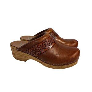 Dansko Womens Saundra Brown Leather Embossed Clogs With Wood-Style Platform 37